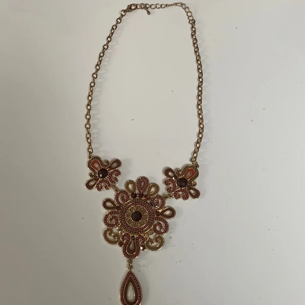 Necklace.Gold tone